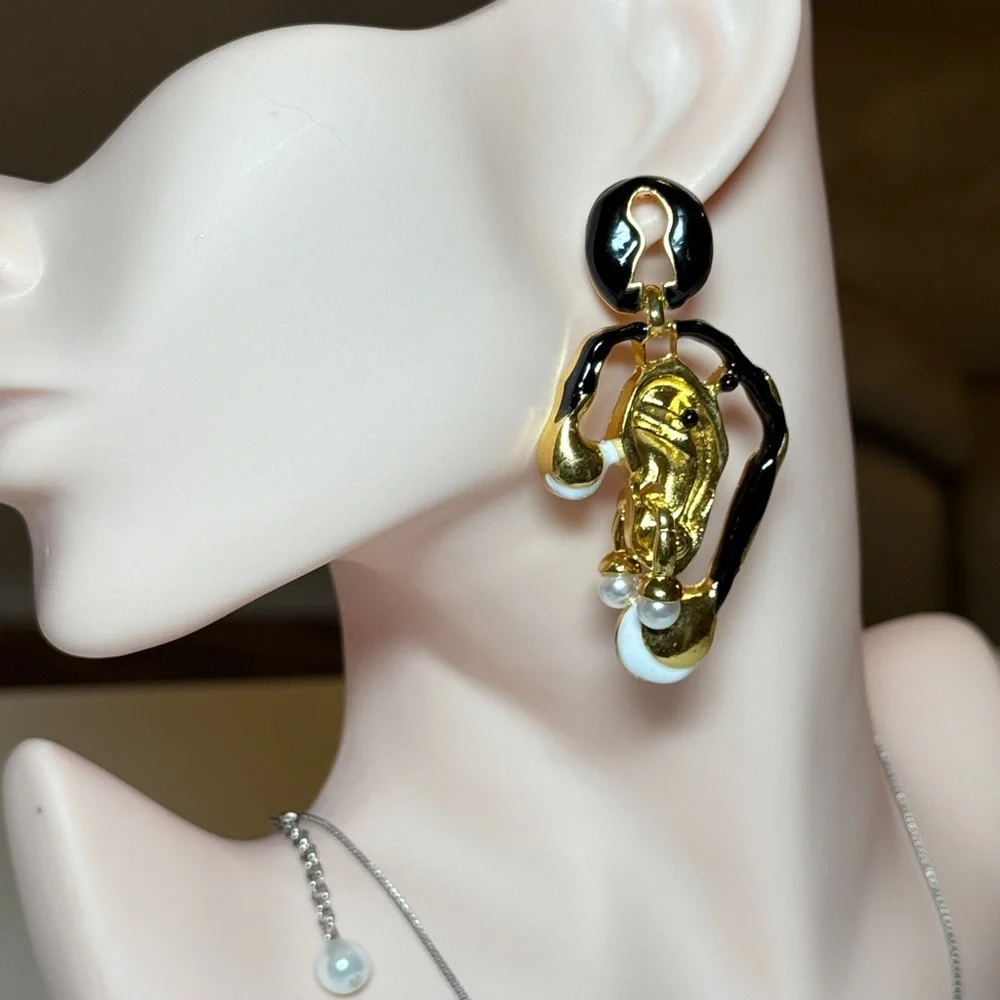 ⚜️ Avant-garde Gold and Black Earrings with Pearl Accents